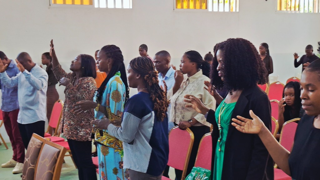 Culto e oração na AMOI